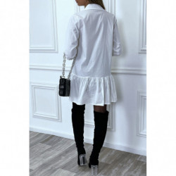 Robe chemise blanche plissée au bas et évasée