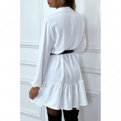 Robe chemise blanche à volant et boutons