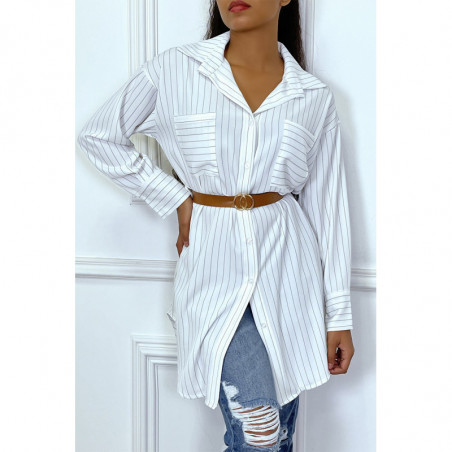 Robe chemise blanche à rayure et fendu sur les côtés