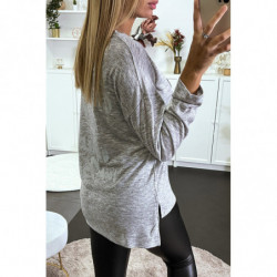 Pull gris chiné avec image homme à chemise.