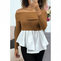 Pull camel bi matière, à col bardot côtelé et bas chemise asymétrique.