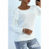 Pull blanc épaules bombé style motard avec perles. Pull chic