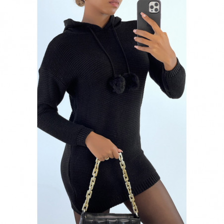 Robe pull noir à capuche avec lacet pompon