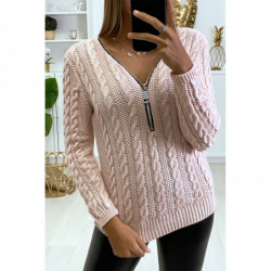 Pull Rose en maille torsadée, et col à zip réglable.