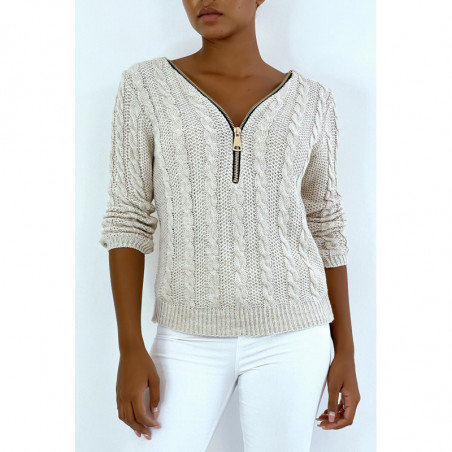 Pull beige en maille torsadée, et col à zip réglable.