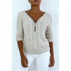 Pull beige en maille torsadée, et col à zip réglable.