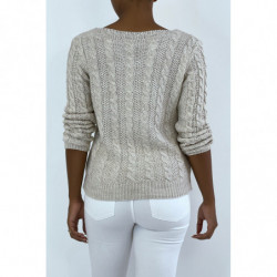 Pull beige en maille torsadée, et col à zip réglable.