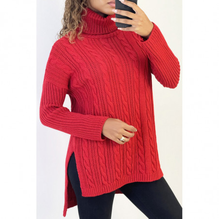 Pull femme rouge long over size avec fente sur les côtés.