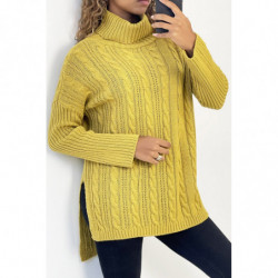 Pull femme moutarde long over size avec fente sur les côtés.