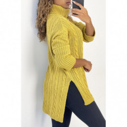 Pull femme moutarde long over size avec fente sur les côtés.