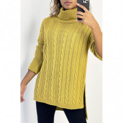 Pull femme moutarde long over size avec fente sur les côtés.