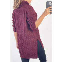 Pull femme bordeaux long over size avec fente sur les côtés.