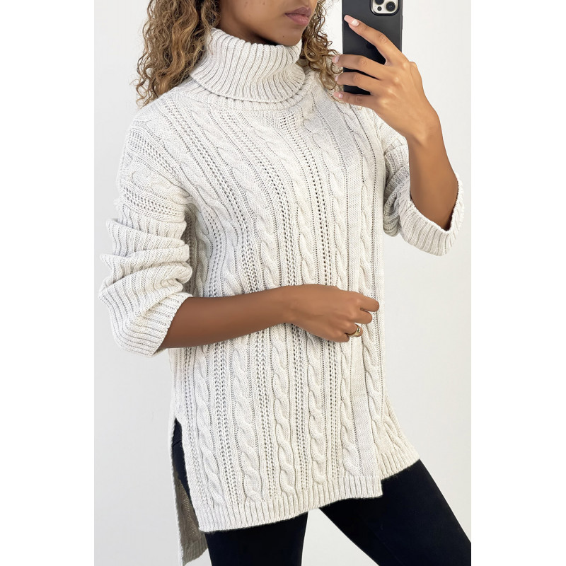 Pull femme beige long over size avec fente sur les côtés.