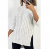 Pull femme beige long over size avec fente sur les côtés.