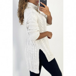 Pull femme beige long over size avec fente sur les côtés.