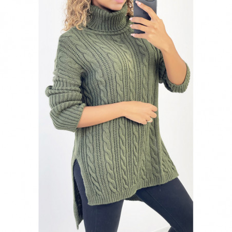 Pull femme kaki long over size avec fente sur les côtés.