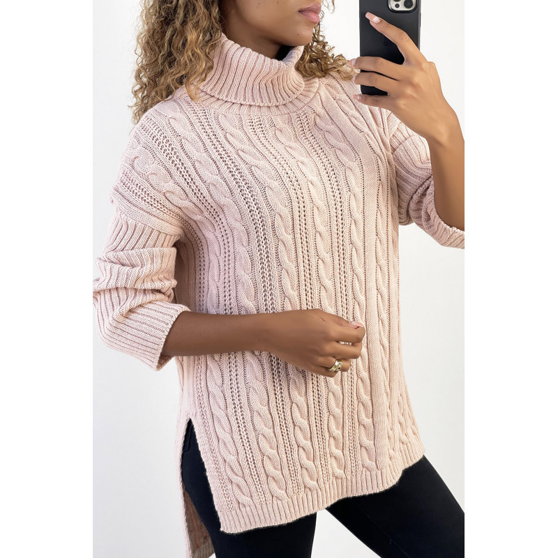 Pull femme rose long over size avec fente sur les côtés.