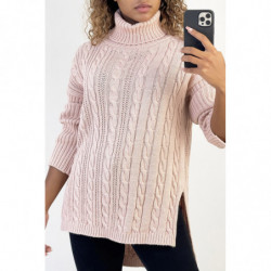 Pull femme rose long over size avec fente sur les côtés.