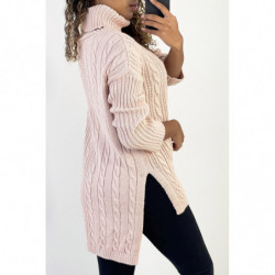 Pull femme rose long over size avec fente sur les côtés.