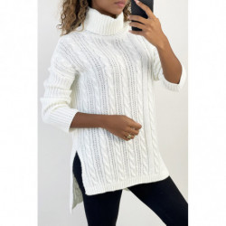 Pull femme blanc long over size avec fente sur les côtés.