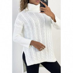 Pull femme blanc long over size avec fente sur les côtés.