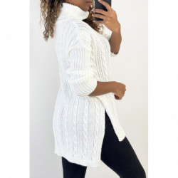 Pull femme blanc long over size avec fente sur les côtés.