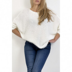 Pull blanc col rond effet maille très doux, allie style et simplicité