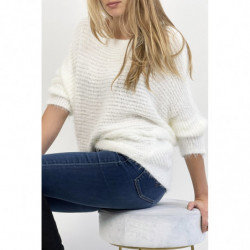 Pull blanc col rond effet maille très doux, allie style et simplicité