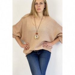 Pull rose ample col V effet maille avec collier style bohème chic