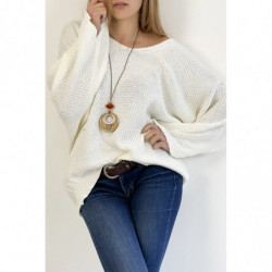 Pull blanc ample col V effet maille avec collier style bohème chic