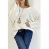 Pull blanc ample col V effet maille avec collier style bohème chic