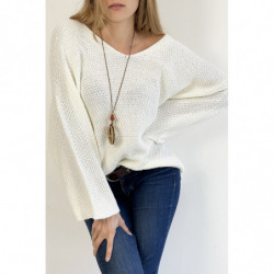 Pull blanc ample col V effet maille avec collier style bohème chic