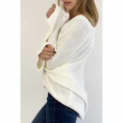 Pull blanc ample col V effet maille avec collier style bohème chic