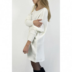 Robe pull blanche col rond effet maille avec collier à perle incrustée au centre du pull et manche chauve souris