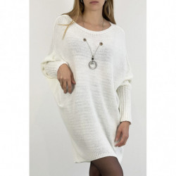 Robe pull blanche col rond effet maille avec collier à perle incrustée au centre du pull et manche chauve souris