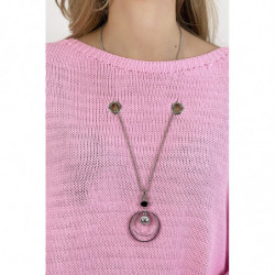 Robe pull rose col rond effet maille avec collier à perle incrustée au centre du pull et manche chauve souris