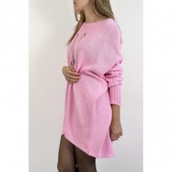 Robe pull rose col rond effet maille avec collier à perle incrustée au centre du pull et manche chauve souris