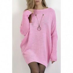 Robe pull rose col rond effet maille avec collier à perle incrustée au centre du pull et manche chauve souris