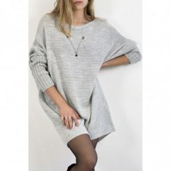 Robe pull grise col rond effet maille avec collier à perle incrustée au centre du pull et manche chauve souris