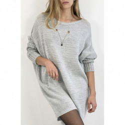 Robe pull grise col rond effet maille avec collier à perle incrustée au centre du pull et manche chauve souris