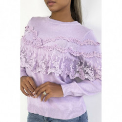 Pull lilas tombant avec volant en dentelle et broderie