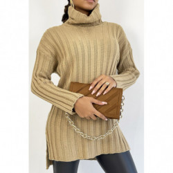 Pull col roulé épais camel à longueur asymétrique