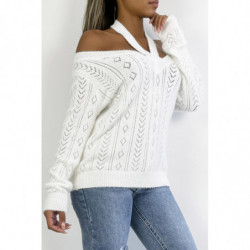 Pull blanc tout doux à épaules dénudée et détails ajourés pointelle.