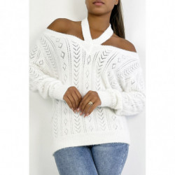 Pull blanc tout doux à épaules dénudée et détails ajourés pointelle.