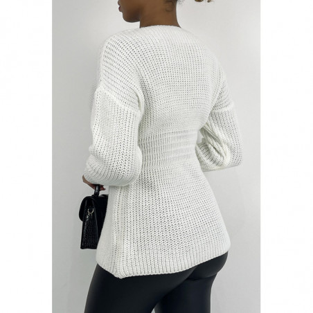 Pull mi-long blanc effet maille avec col plongeant cintré à la taille et manche ample serrée au poignet