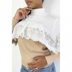 Pull court ample bicolore taupe et blanc avec col montant et voile en dentelle au niveau de la poitrine