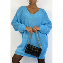 Pull long col V bleu très oversize style XXL en maille