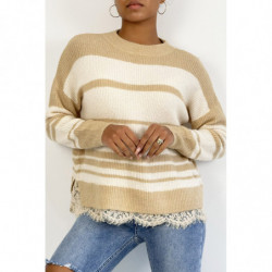 Pull classique beige à rayures et détails dentelle