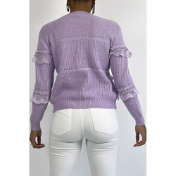 Pull lilas col rond avec de jolis volants en dentelle