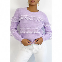 Pull lilas col rond avec de jolis volants en dentelle